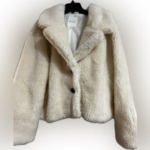 NWT, faux fur. Beautiful off white color. TTS